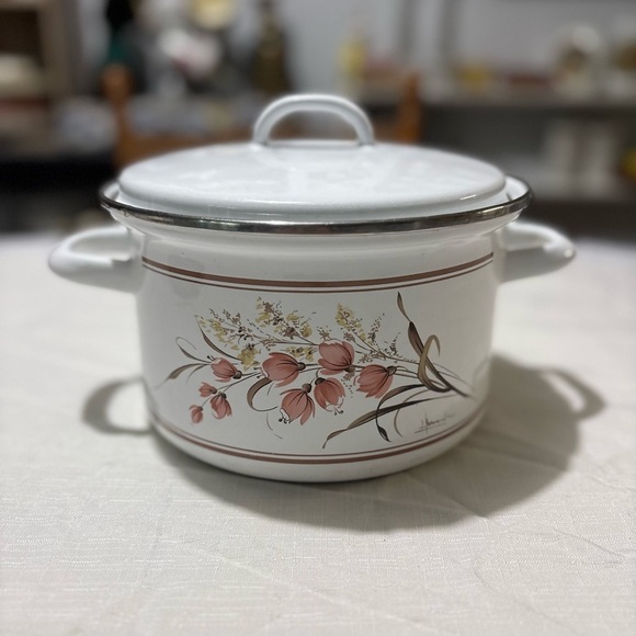 Vintage set of 4 White Floral Saucepans, Pans and Pots with Brown Handle - Picture 6 of 16